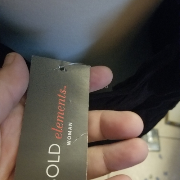 Black cold shoulder sleeves. 4X - Picture 4 of 4